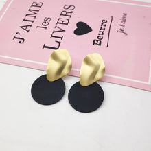 Load image into Gallery viewer, Fashion Round Shell Pendant Earrings drop

